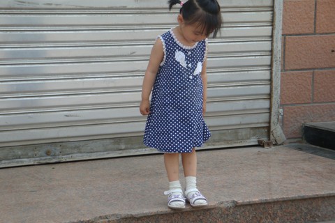 两岁半宝宝，波点连衣裙