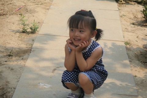 两岁半宝宝，波点连衣裙