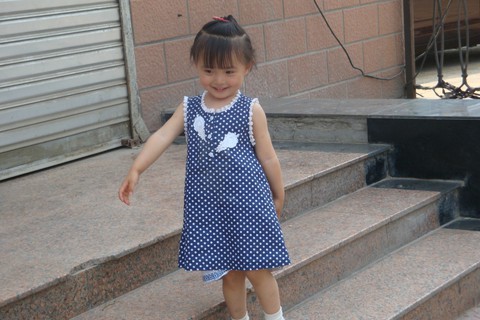 两岁半宝宝，波点连衣裙