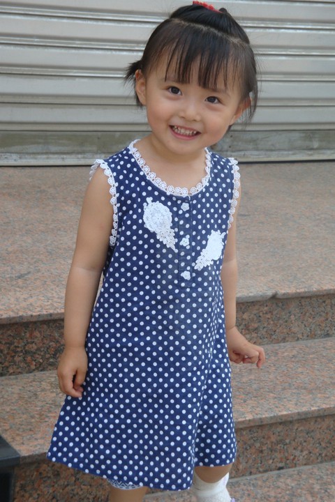 两岁半宝宝，波点连衣裙
