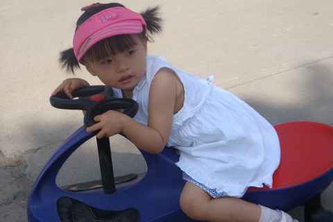 白色连衣裙---两岁半宝贝