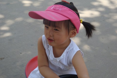 白色连衣裙---两岁半宝贝