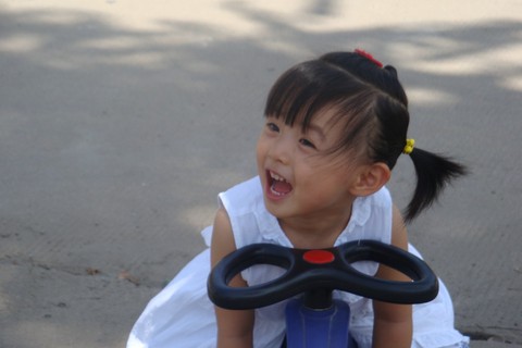 白色连衣裙---两岁半宝贝