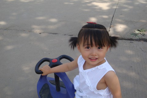 白色连衣裙---两岁半宝贝