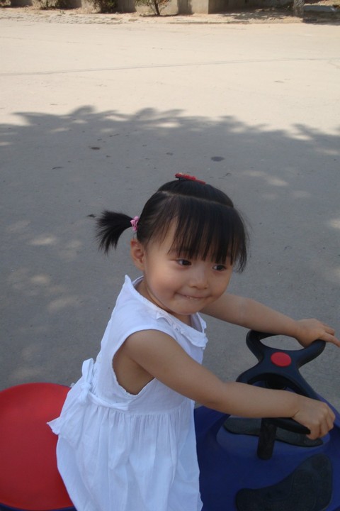 白色连衣裙---两岁半宝贝