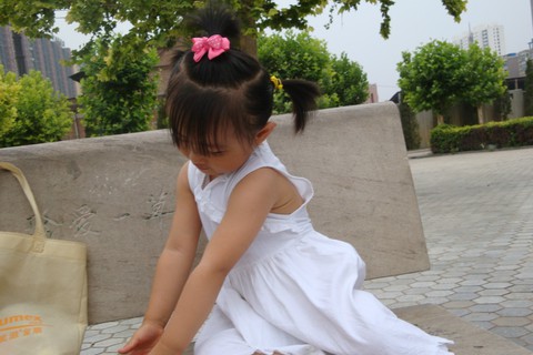 白色连衣裙---两岁半宝贝