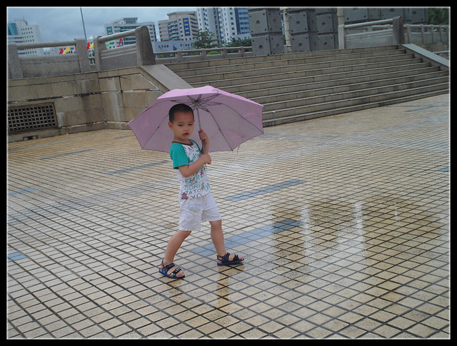 下着小雨,有些人在龙雕下边躲雨,边玩呢.