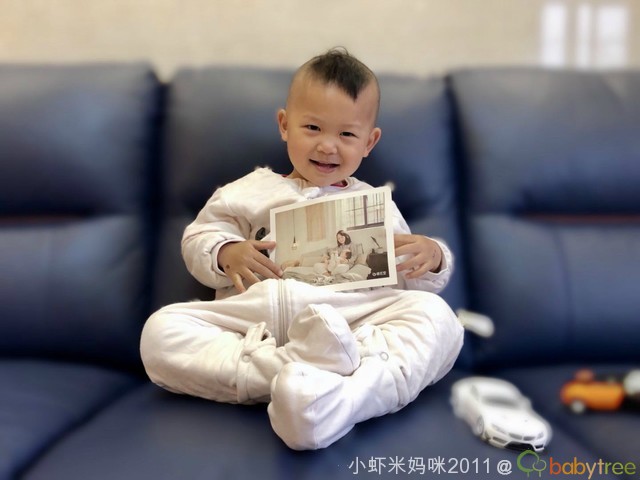 喜当爸妈,但我们的内心常常有这样的感叹——全天下的熊孩子,没几个睡觉老实的! 睡着还没有5分钟,娃小腿蹬一蹬,一个无影脚就能把被子瞬间踢飞。 老母亲只能长叹一口气,起身给娃把被子盖好。 他踢掉,我盖,再踢掉,我再盖,如此反反复复几十次,一整夜都不要睡了。 最折腾的还是,第二天起来,感冒了。唉,这当妈的玻璃心哟。 这种事,还不止一天两天,每天都“真枪实战”上演。职场爸妈更是“悲惨”,晚上是“孩子奴”,白天上班又成