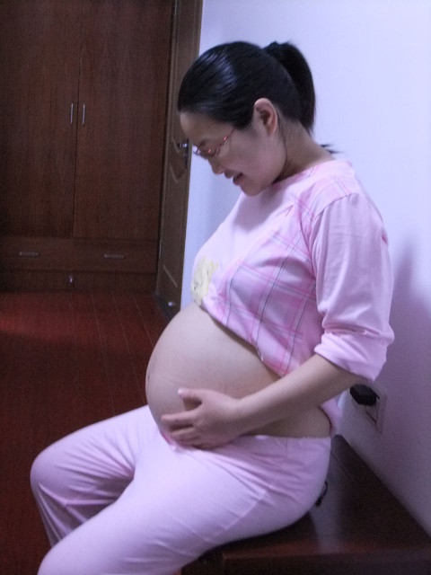 拍了两张照片留念一下,宝妈们看我的肚子是不是好大呀,己知宝贝性别哦