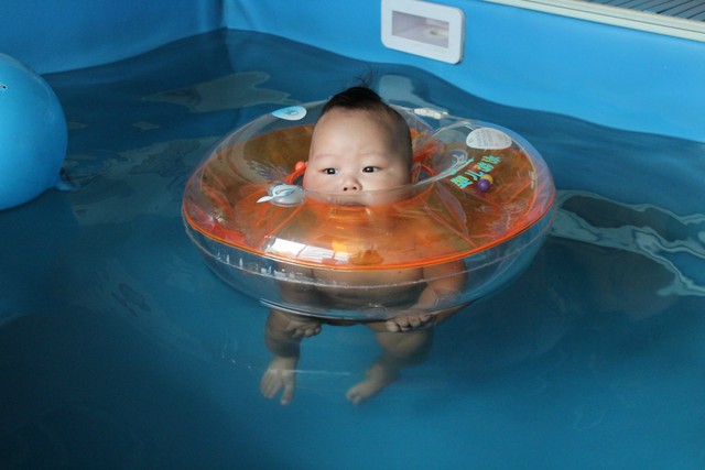 胖妈记录:q宝胖仔的大游泳池全程记录(附图),o(∩_∩)o