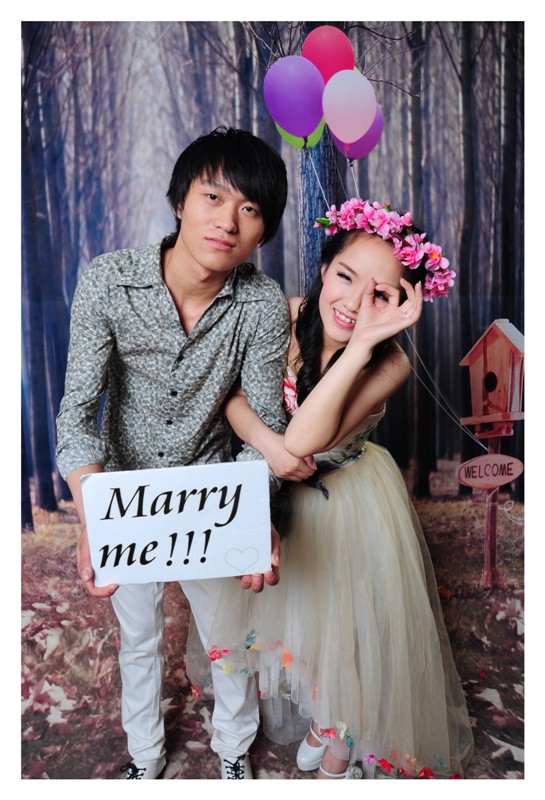 哈哈 &nbsp; 在拿两张我跟老公的照片看看像我们谁!