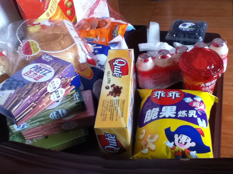 怎麼办怎麼办,中午还说要戒甜食,下午妈妈就买了好多零食!