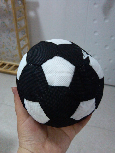 晒晒给宝宝做的足球 第一次diy