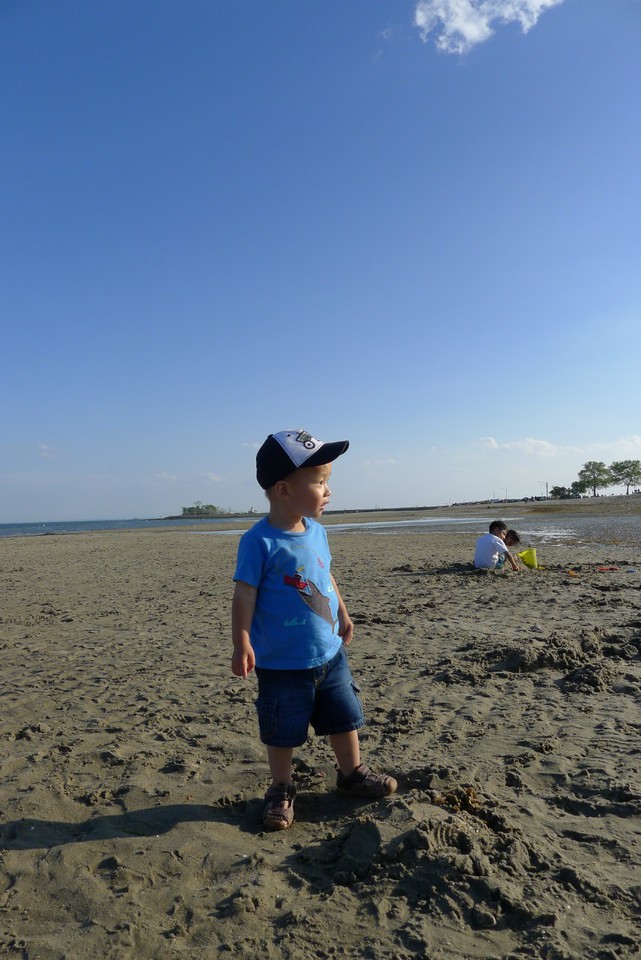 小宝在海边.