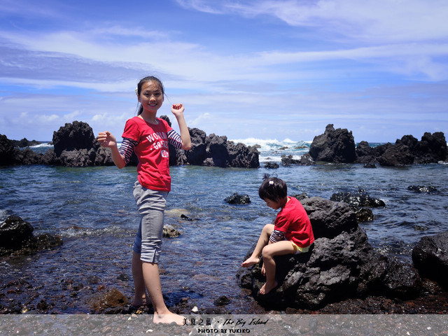  而且这边的海面也开阔和平静不少,谁还能忍得住不挽起裤腿?