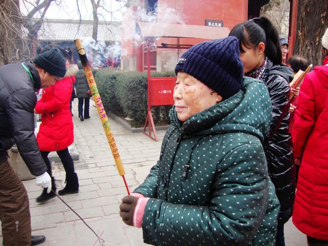 2013年春节,在北京逛庙会,练练太太合手烧香祈祷.祝福全家人安康.