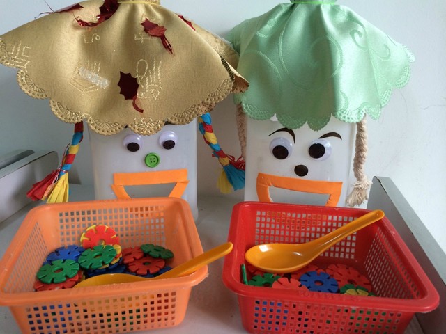 我们玩新的区角玩具了