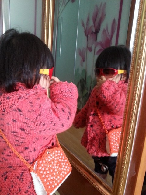 有没有一天到晚喜欢照镜子的宝宝!特别是梳头穿衣服后.