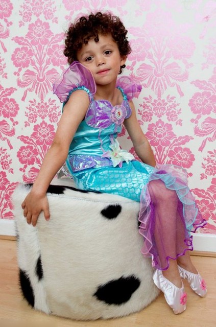 英5岁男童穿女装圆"公主梦"