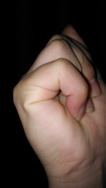 右手握拳看男女