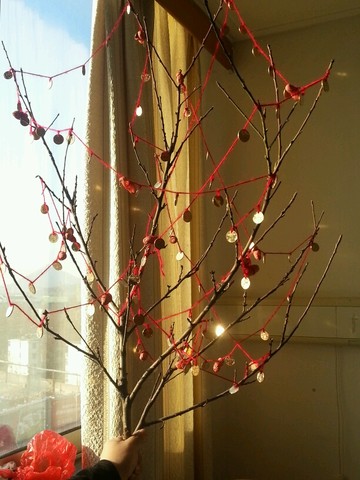 桃树枝几根拴红绳图片图片
