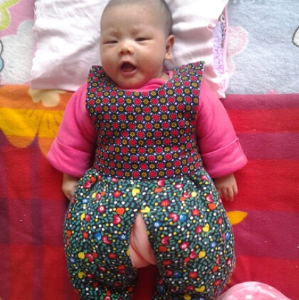 她穿着衣服,给她换尿布的时候宝宝也不会冷.我家宝宝今天刚45天!