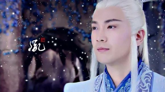 紫胤真人,为天墉城执剑长老,也是"天下御剑第一人",对剑术极为痴迷