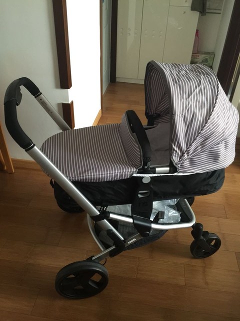 买的mothercare的婴儿车,一套包括提篮了,提篮没有照