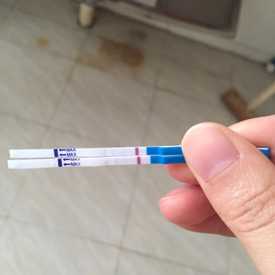 帮忙看看,用试纸几乎看不到,用验孕棒就还好
