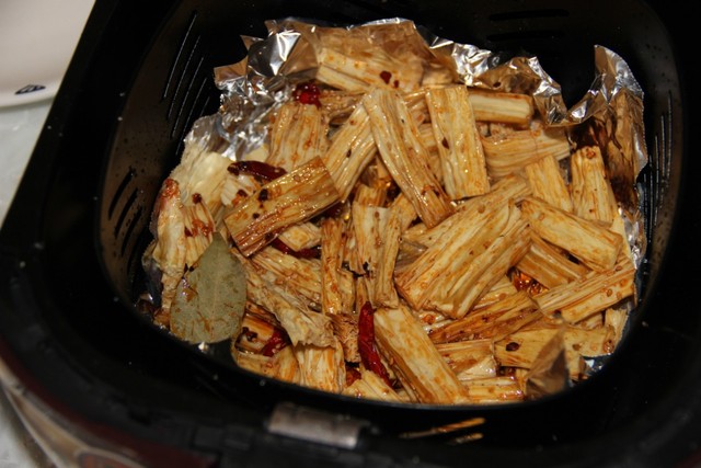 开启九阳i7炸锅,180度,25分钟,期间把腐竹翻边搅拌均匀.