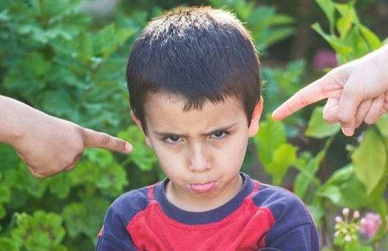 孩子不喜欢说话,这个锅该谁背?